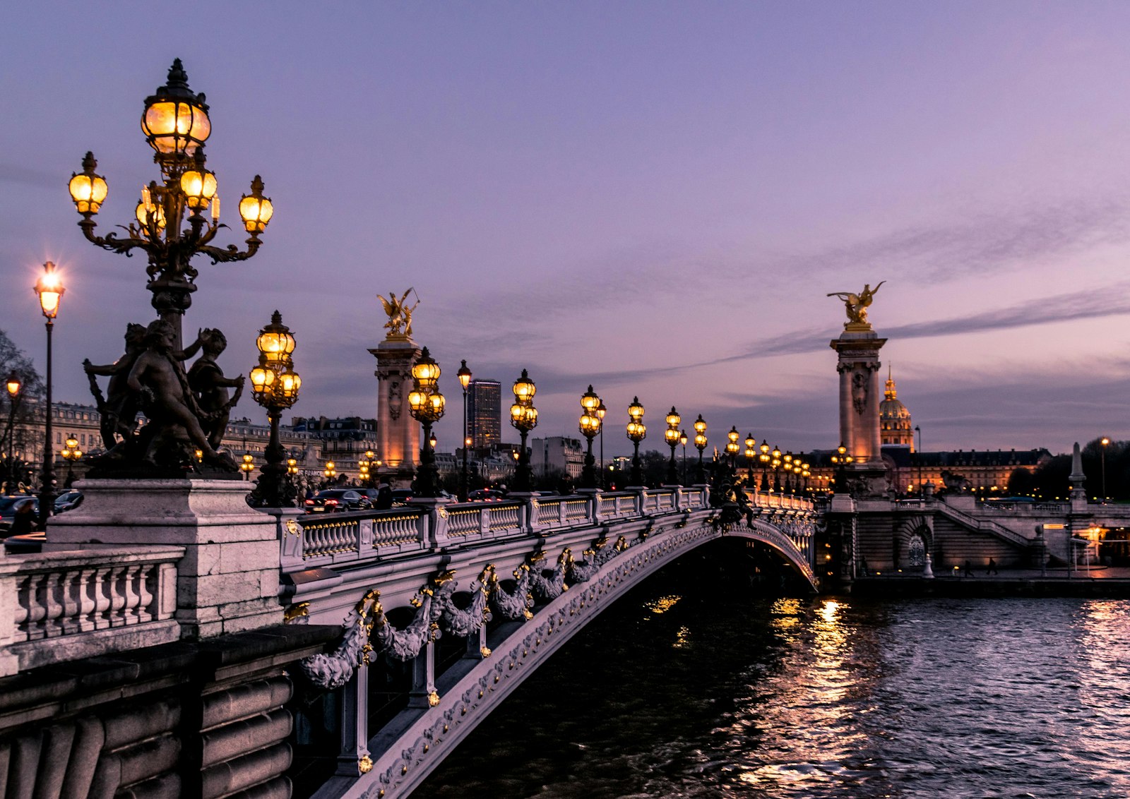 Ponte Alexandre III iluminada ao entardecer em Paris